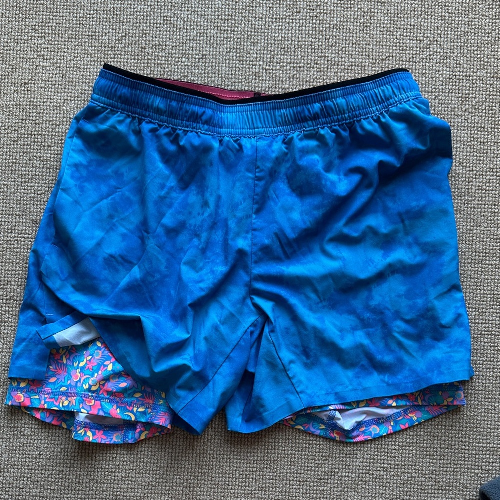 Chubbies Swim Trunks. Size small. 5.5” inseam. Blue with tropical liner